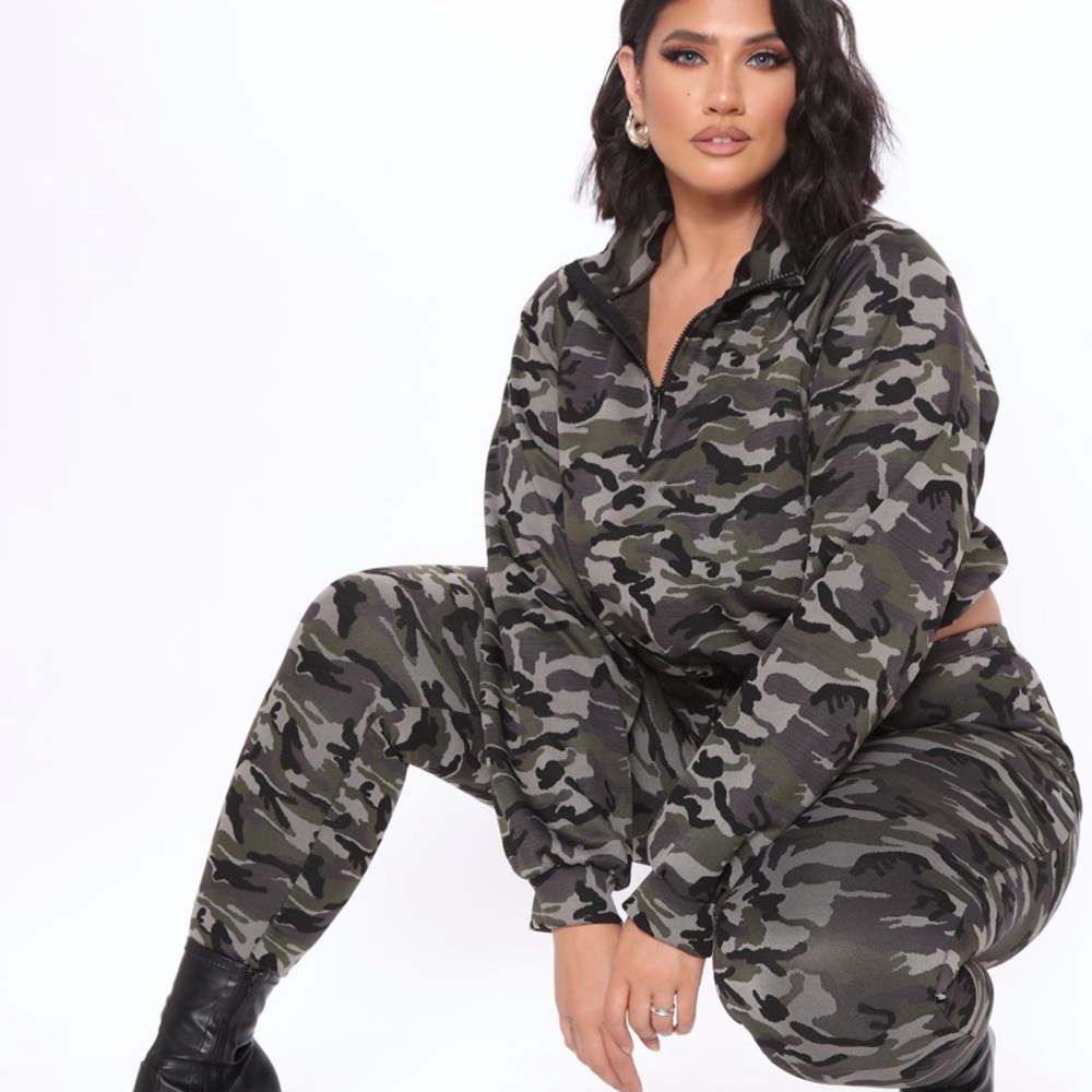 2 piece crop top camo set.
